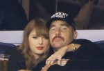 【写真】トラビス・ケルシー、恋人テイラー・スウィフトにサプライズで「エラズ・ツアー」終了パーティを開催！