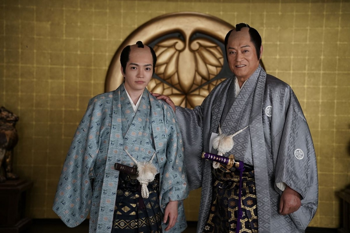 テレビ朝日ドラマプレミアム『新・暴れん坊将軍』より(左から)なにわ男子・西畑大吾、松平健