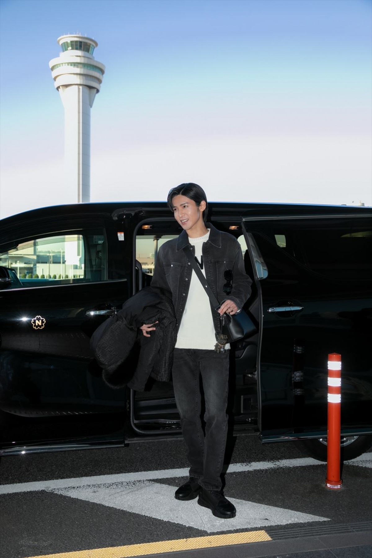目黒蓮、フェンディのトータルコーデで羽田空港に登場　伊・ミラノのコレクションに参加