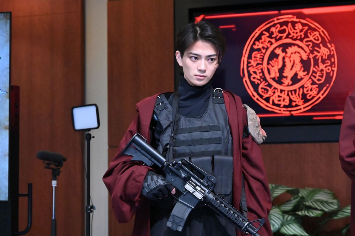 “青鬼”菊池風磨、『新空港占拠』に登場　元警備部管理官“丹波”平山浩行が獣メンバーに！