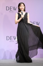 田中みな実、カネボウ化粧品「DEW」新CM発表会に登場