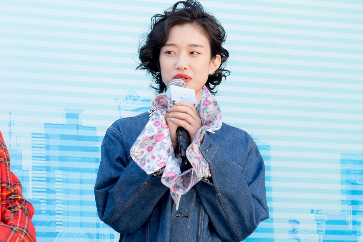 仲里依紗、昭和ファッション披露「肩パッドは控えめに2個」シングルマザー役への共感ポイントも明かす