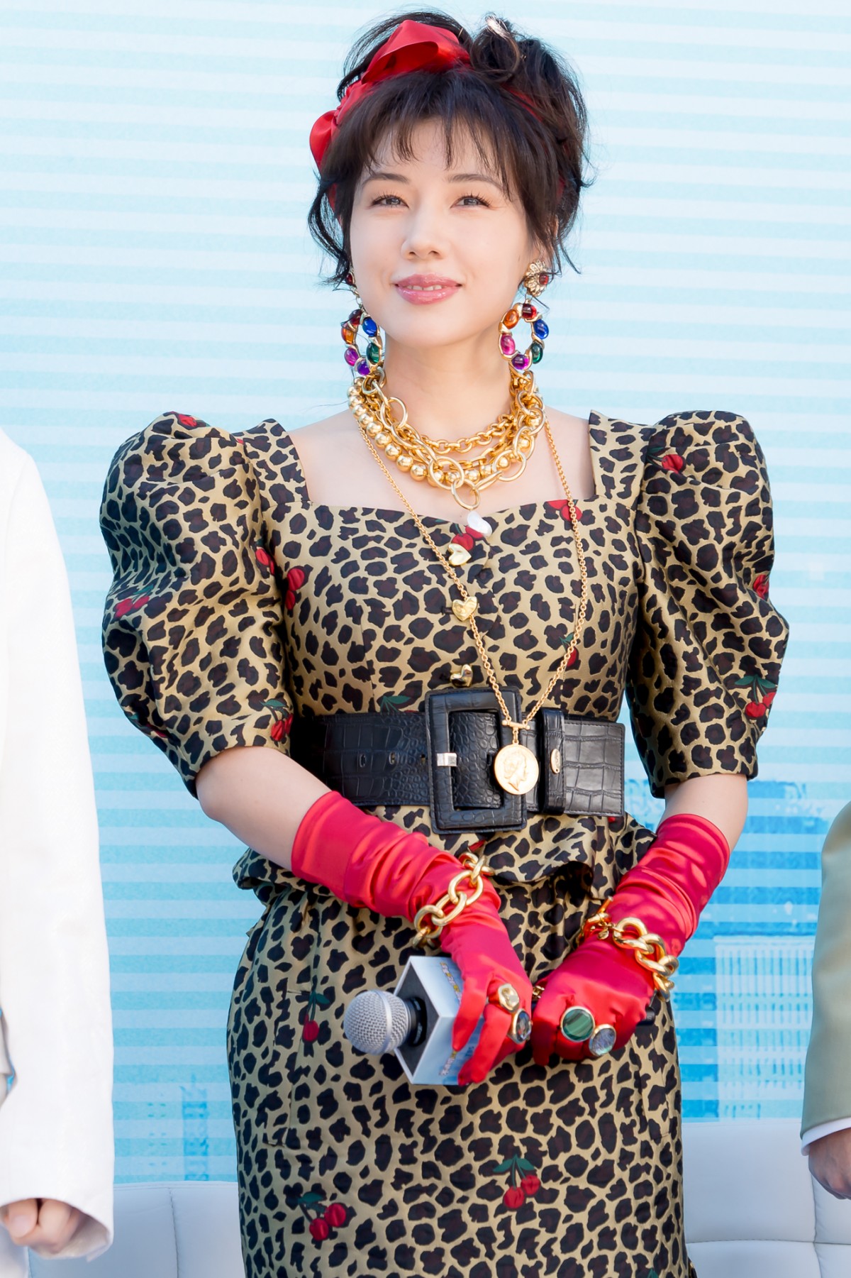 仲里依紗、昭和ファッション披露「肩パッドは控えめに2個」シングルマザー役への共感ポイントも明かす