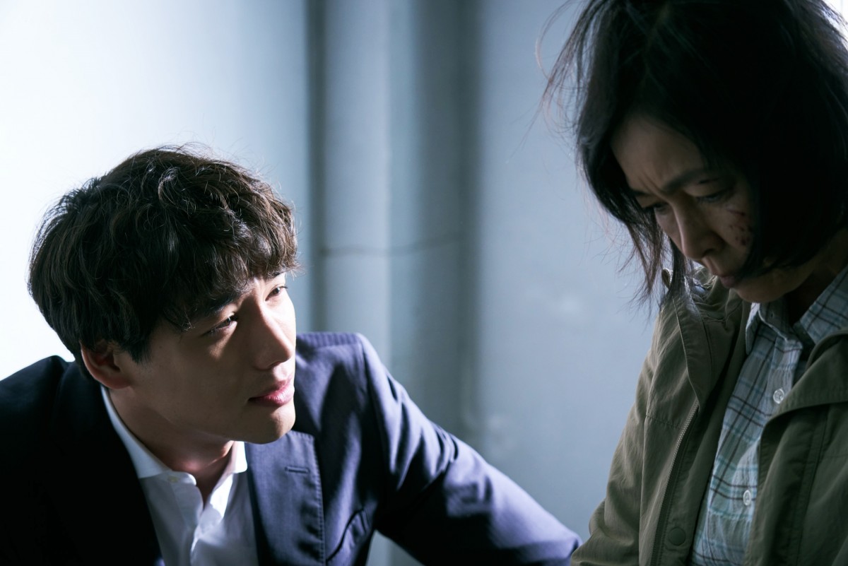 吉田修一原作、大森立嗣監督作『湖の女たち』5.17公開へ　物語のキーポイントを捉えた福士蒼汰、松本まりからの場面写真解禁