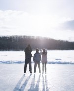 映画『ぼくのお日さま』より湖に張った氷の上に立つ3人