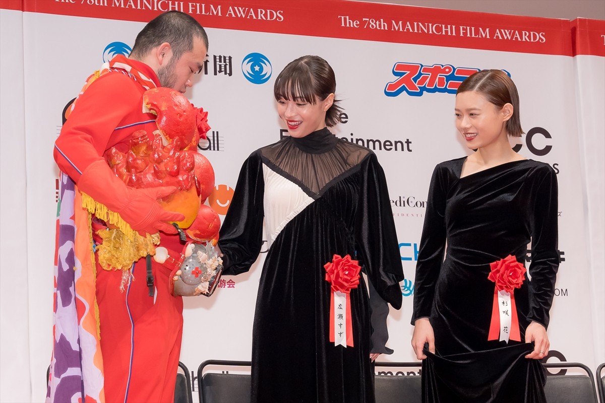 鈴木亮平＆宮沢氷魚、『エゴイスト』でそろって男優主演賞＆男優助演賞を受賞「最高です」＜毎日映画コンクール＞