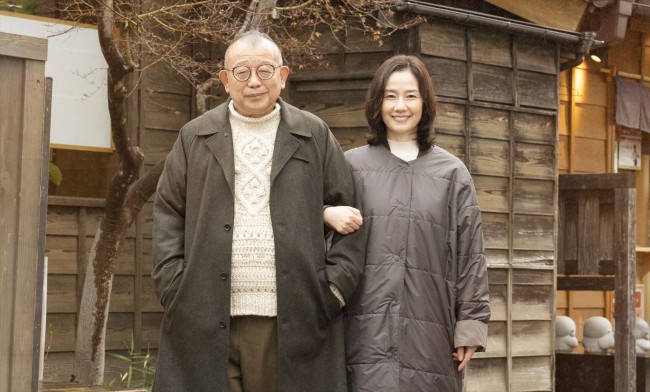 映画『35年目のラブレター』より(左から)笑福亭鶴瓶、原田知世