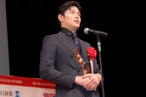 鈴木亮平、「第78回毎日映画コンクール」表彰式に登場