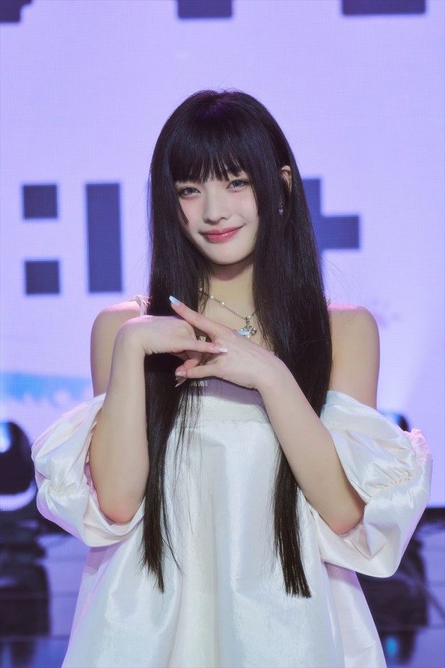 写真）“HYBEの末娘”ILLITがデビュー！ 初ステージで見せたプロの表情