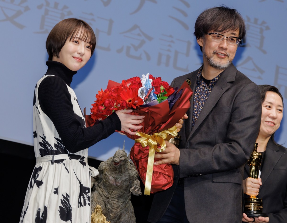 浜辺美波、『ゴジラ-1.0』アカデミー賞受賞を祝福　オスカー像は「思っていたよりすっごく重たい」
