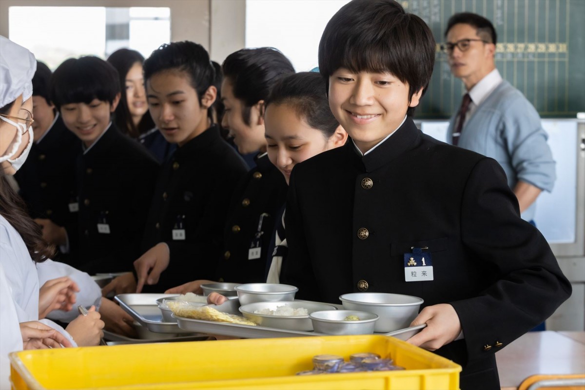 “甘利田”市原隼人はおいしい給食を守れるのか？　映画『おいしい給食 Road to イカメシ』予告＆新場面写真解禁