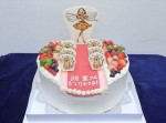 NHK連続テレビ小説バトンタッチセレモニーより、伊藤沙莉から趣里に贈られた『ブギウギ』と『虎に翼』をモチーフにした特製ケーキ