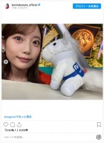 かわいい馬のぬいぐるみと2ショットする竹俣紅アナ　※「竹俣紅」インスタグラム