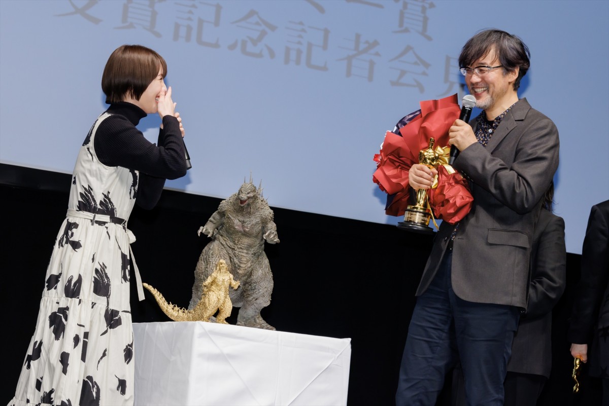 浜辺美波、『ゴジラ-1.0』アカデミー賞受賞を祝福　オスカー像は「思っていたよりすっごく重たい」