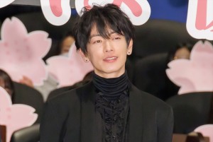 佐藤健、映画『四月になれば彼女は』初日舞台挨拶に登場