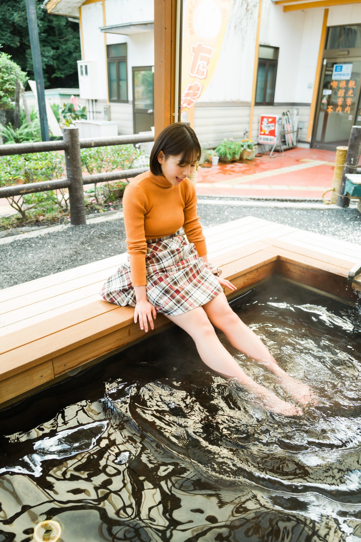 YouTuber美女「初めてのお泊まり温泉デート」グラビアで“カノジョショット”連発