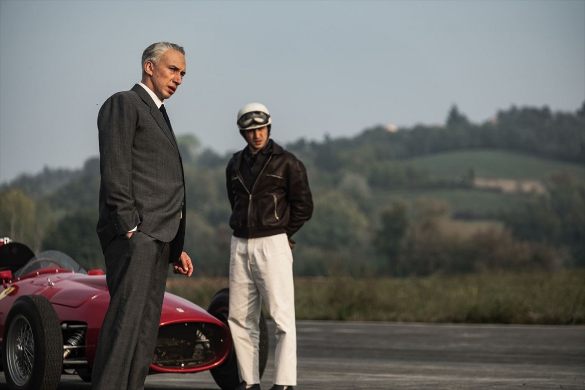 アダム・ドライバーがエンツォ・フェラーリを完全再現！　マイケル・マン監督最新作『フェラーリ』場面写真＆キャラビジュ解禁