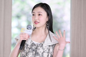 新井美羽、映画『ディア・ファミリー』家族決起会見に登場