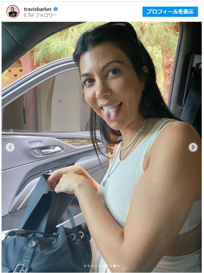 トラヴィス・バーカー、妻コートニー・カーダシアンの誕生日をトイレショットでお祝い!※「Travis Barker」インスタグラム