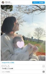 昨年生まれた我が子との初のお花見シーズンを満喫中の新井恵理那　※「新井恵理那」インスタグラム