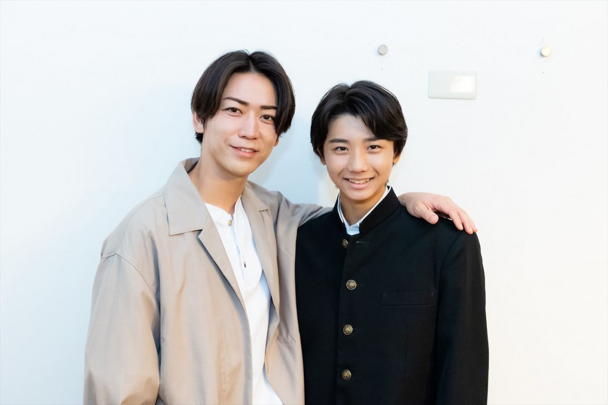ドラマ『Destiny』より(左から)亀梨和也、亀梨演じる真樹の少年時代を羽村仁成
