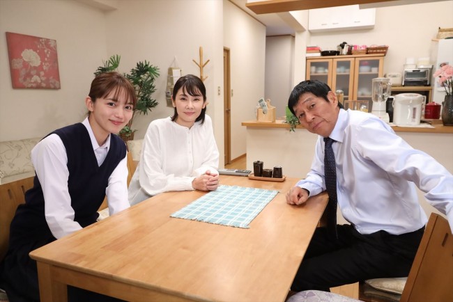 フジテレビ開局65周年企画『心はロンリー 気持ちは「・・・」FINAL』より（左から）川口春奈、吉田羊、明石家さんま