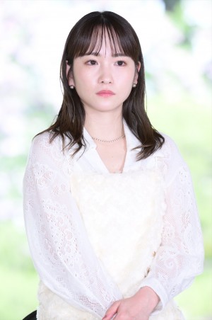 川栄李奈、映画『ディア・ファミリー』家族決起会見に登場