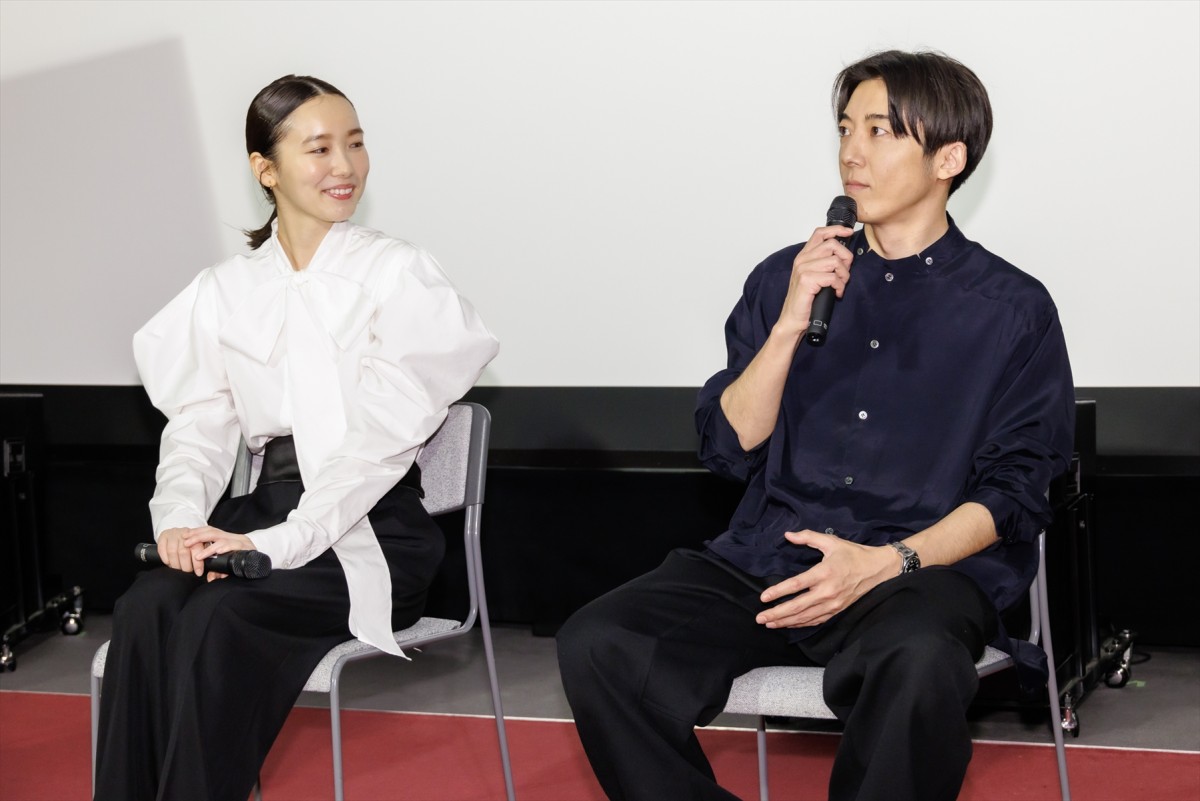 飯豊まりえ、高橋一生の身体能力に驚き「見ているだけで息が止まってしまう」