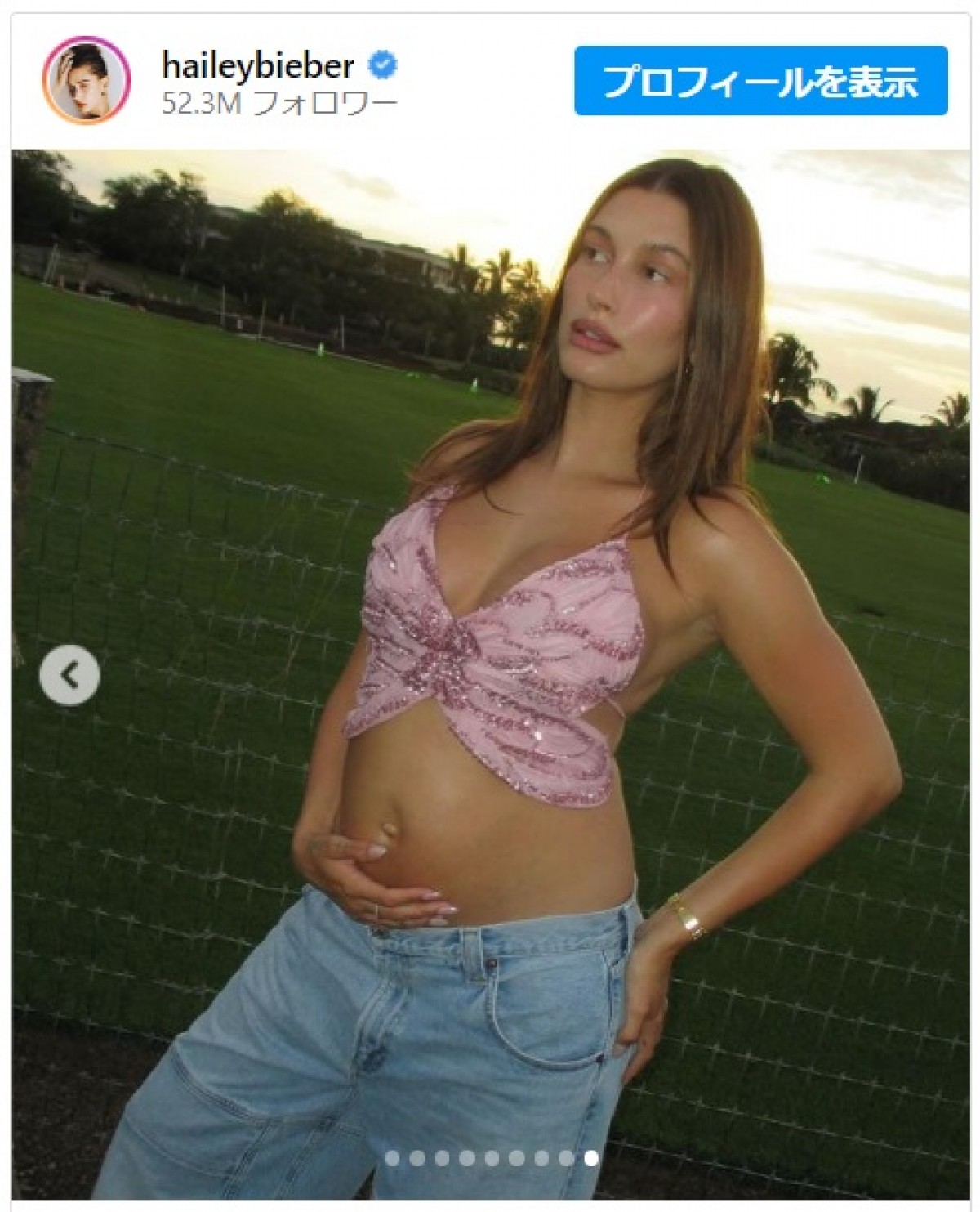 妊娠中のヘイリー・ビーバーが大きなお腹を公開!※「Hailey Bieber」インスタグラム