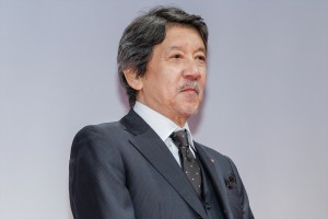 奥田瑛二、映画『かくしごと』完成披露舞台挨拶に登場