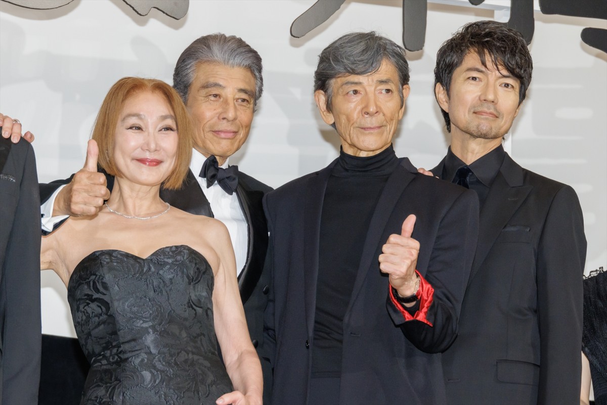 舘ひろし＆柴田恭兵、2人の関係は「もう夫婦でした」壇上でのハグに大歓声