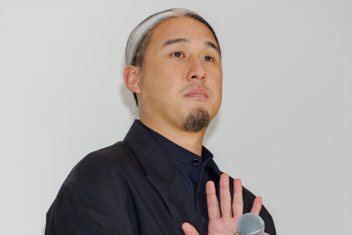 舘ひろし＆柴田恭兵、2人の関係は「もう夫婦でした」壇上でのハグに大歓声