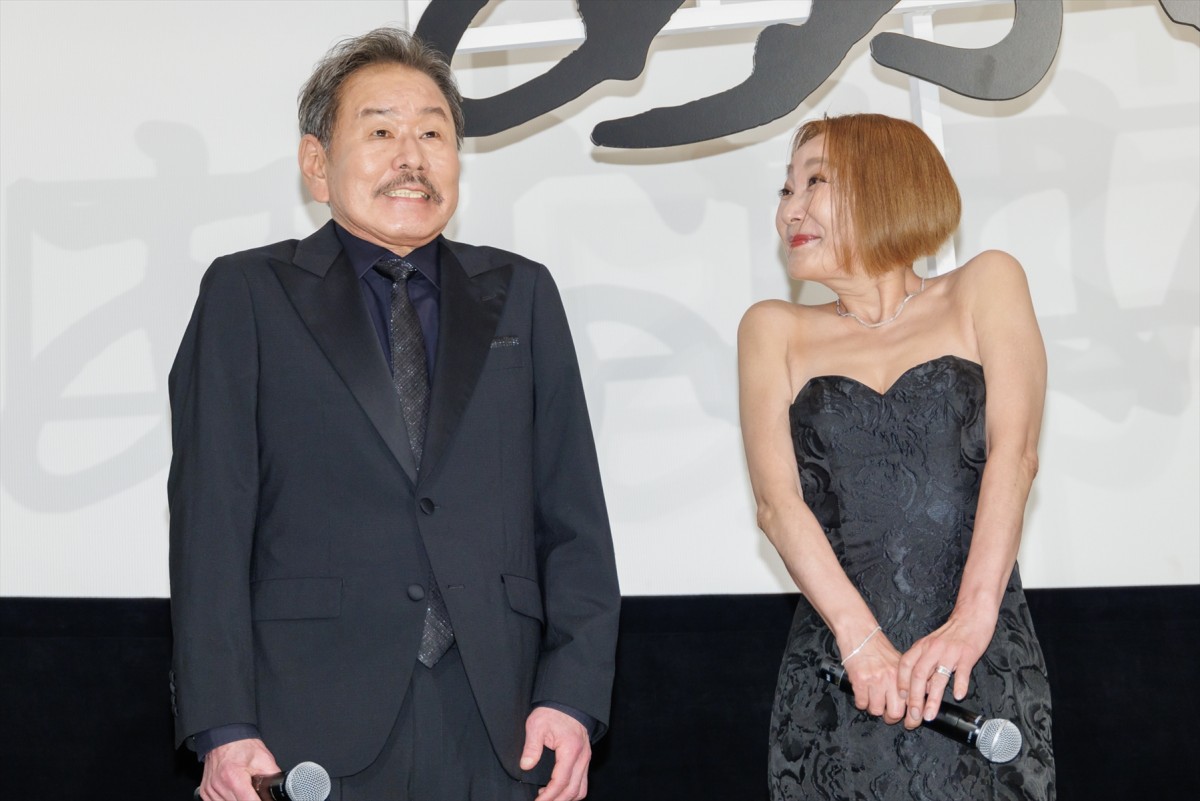 舘ひろし＆柴田恭兵、2人の関係は「もう夫婦でした」壇上でのハグに大歓声