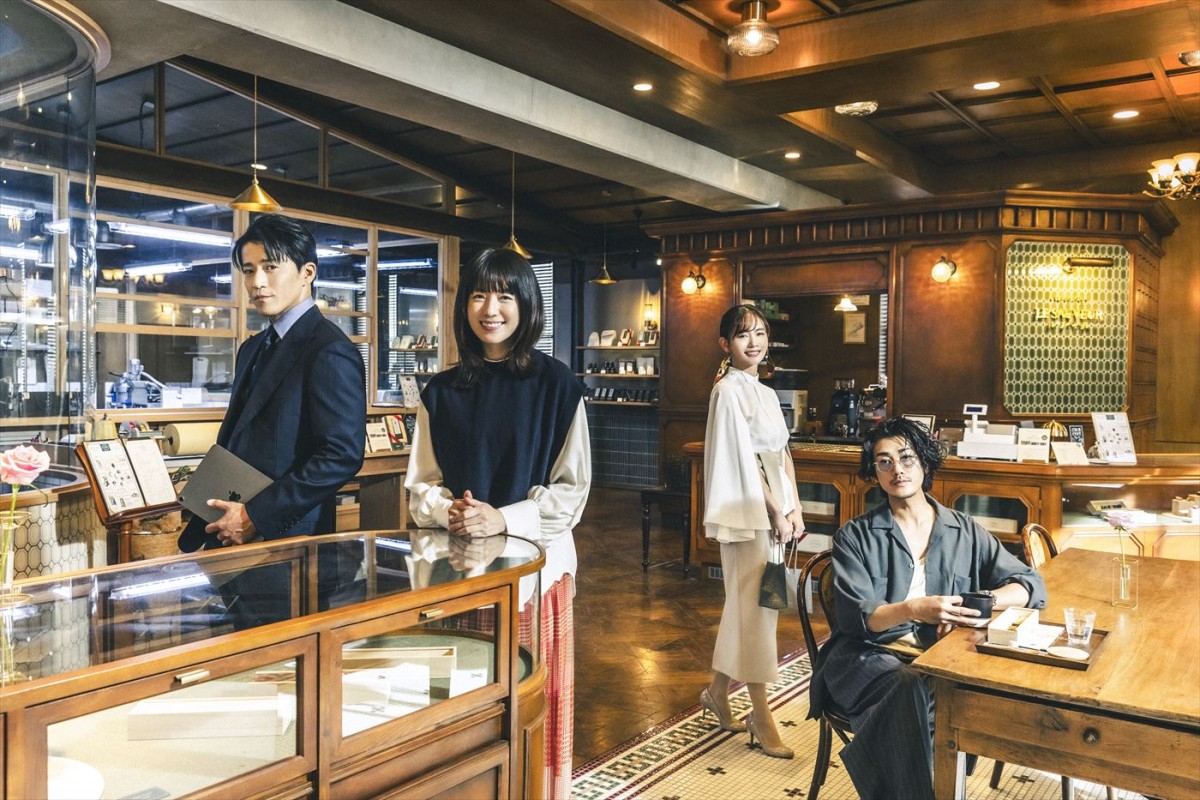 Netflix新作ロマンスシリーズに出演する(左から)小栗旬、ハン・ヒョジュ、中村ゆり、赤西仁