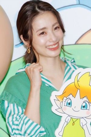 上戸彩、映画『それいけ！アンパンマン ばいきんまんとえほんのルルン』公開アフレコイベントに登場