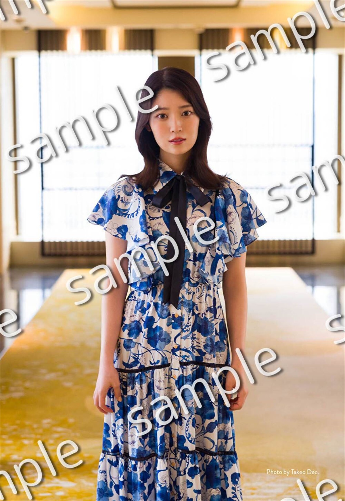 乃木坂46・阪口珠美、リップを塗りながら見つめる視線にドキッ！　1st写真集新カット