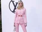 【写真】ソフィー・ターナー、ピンクのパンツスーツでルイ・ヴィトンのイベントに登場！