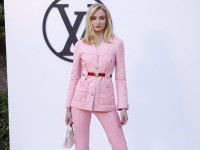 ソフィー・ターナー、ピンクのパンツスーツでルイ・ヴィトンのイベントに登場！