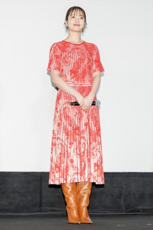 横田真悠、映画『言えない秘密』完成披露試写会に登場