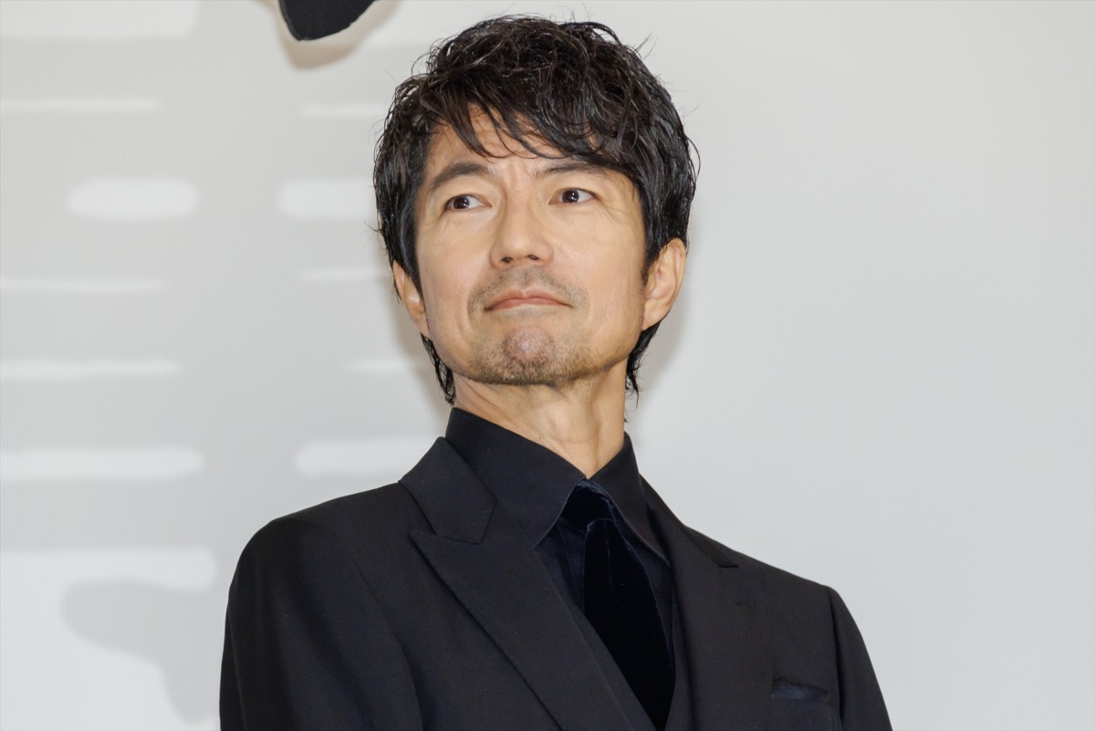 舘ひろし＆柴田恭兵、2人の関係は「もう夫婦でした」壇上でのハグに大歓声