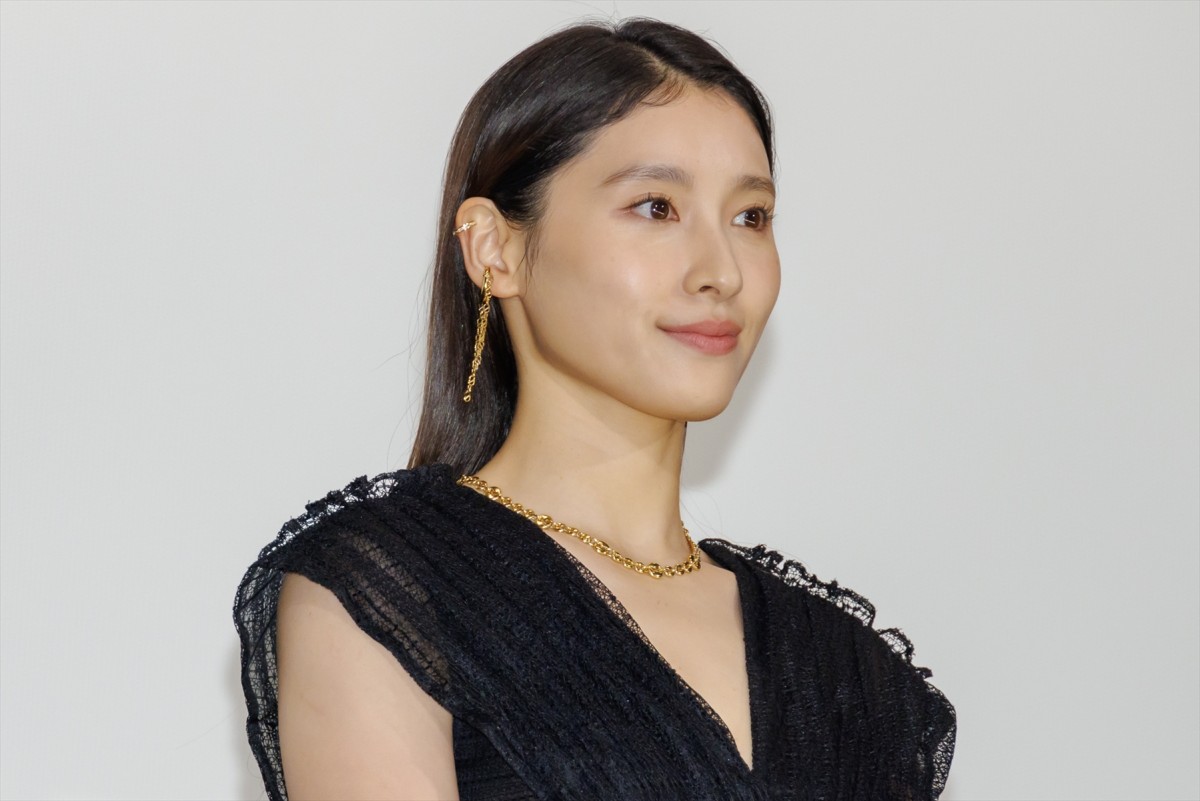 舘ひろし＆柴田恭兵、2人の関係は「もう夫婦でした」壇上でのハグに大歓声