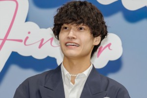 Aぇ！ group・佐野晶哉、映画『明日を綴る写真館』完成披露舞台あいさつに登場