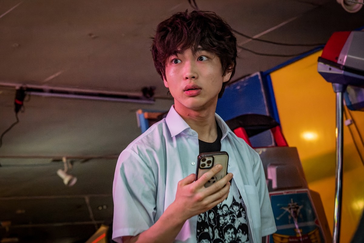 教壇に立つ渋谷凪咲、切ない表情の染谷将太――清水崇監督『あのコはだぁれ？』新規カット公開