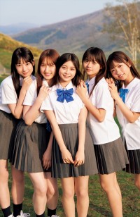 「週刊ヤングジャンプ」30号より（左から）百田汐里、仙北谷ハンナ、稲光亜依、小森香乃、一ノ瀬こひな