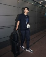ミラノで開催されるフェンディ2025年春夏メンズコレクションに参加する目黒蓮が羽田国際空港に登場