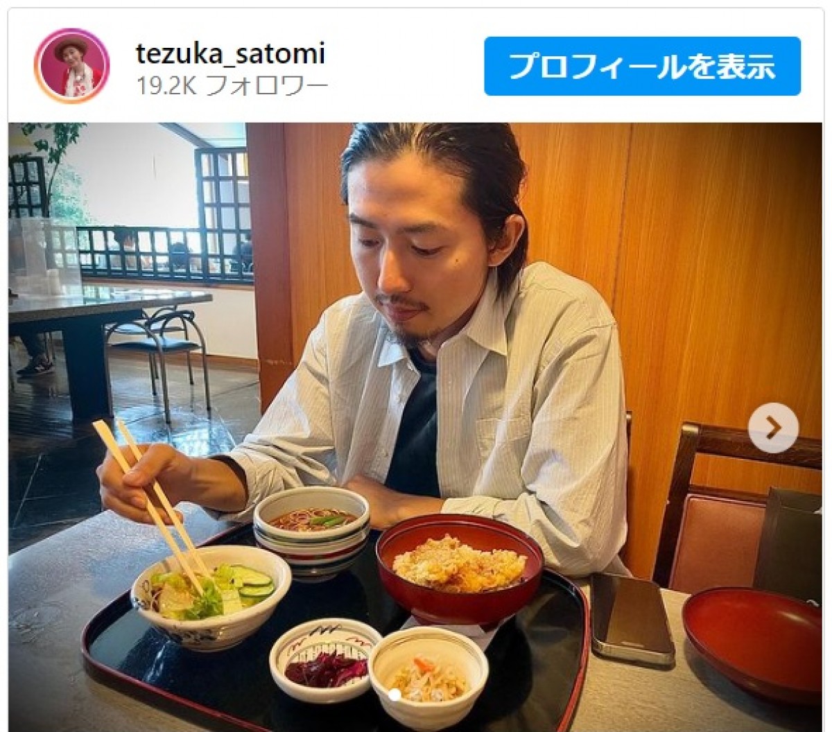 真田広之の元妻・手塚理美、次男とのランチショットにファン驚き「お父さまに、似てますね〜」「真田広之さんに見えました」