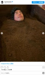 伊藤英明、酵素風呂から顔だけを覗かせる　※「伊藤英明」インスタグラム