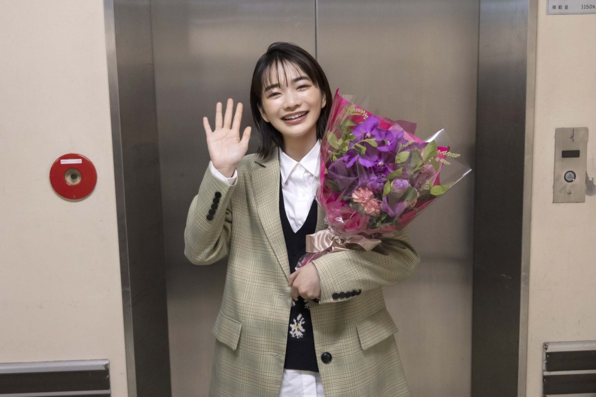 『Re：リベンジ』錦戸亮、5年ぶりの連ドラ撮了に感無量！　芳根京子、見上愛も笑顔でクランクアップ
