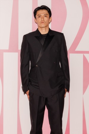 小栗旬、「ミスディオール展覧会　ある女性の物語」に登場