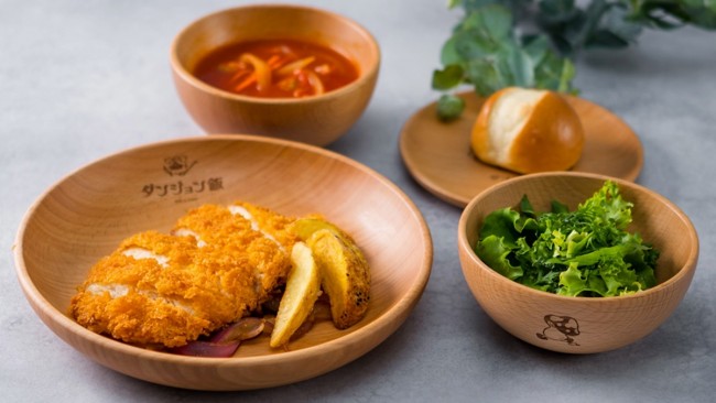 『ダンジョン飯』カフェ、池袋で開催！ “迷宮グルメ”を再現したメニューやグッズを展開